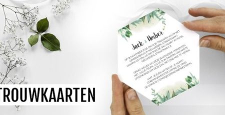 Trouwkaart in een aparte vorm met blaadjes en takjes