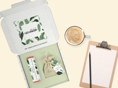 Inhoud Brievenbuspakketje Secretaressedag met een kop koffie