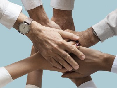Afbeelding met handen op elkaar voor de blog dag van de vrijwilliger