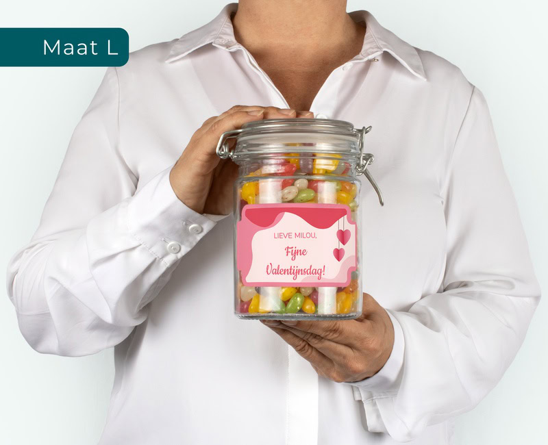 grote snoeppot als Valentijnscadeau met gepersonaliseerd etiket in handen van persoon