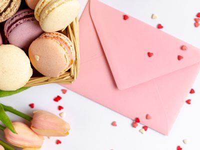 Blogafbeelding unieke valentijnskaart afgebeeld met lekkernijen en een envelop