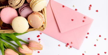 Blogafbeelding unieke valentijnskaart afgebeeld met lekkernijen en een envelop