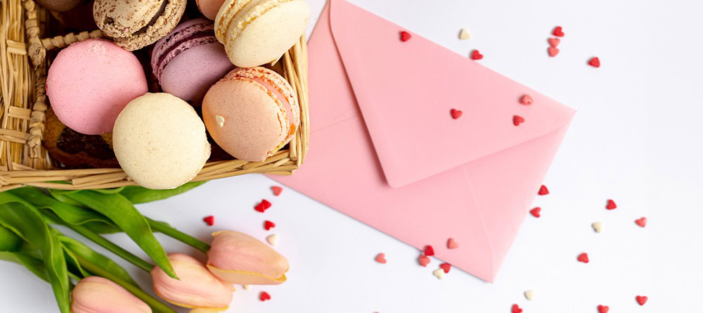 Blogafbeelding unieke valentijnskaart afgebeeld met lekkernijen en een envelop