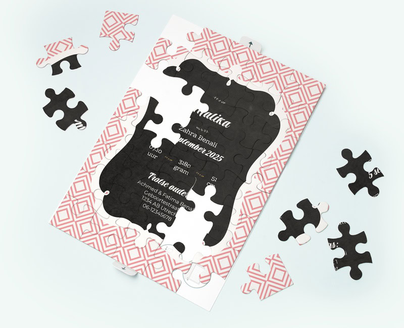 Geboortekaartje in puzzelstukjes met een eigen tekst