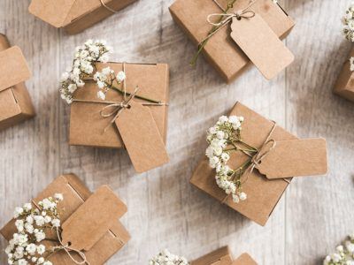 Blogafbeelding bruiloft bedankt boxen met een schaar op de achtergrond voor goedkope bruiloft bedankjes