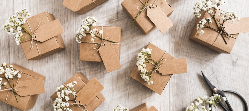 Blogafbeelding bruiloft bedankt boxen met een schaar op de achtergrond voor goedkope bruiloft bedankjes