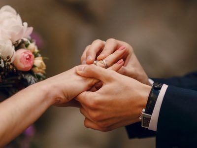 Groom putting ring on bride's finger huwelijksbedankjes