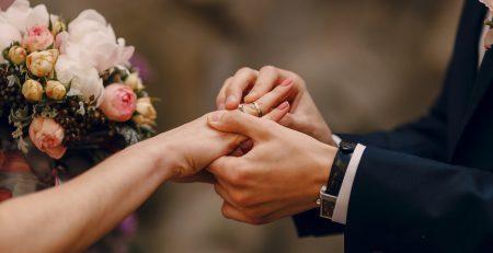 Groom putting ring on bride's finger huwelijksbedankjes