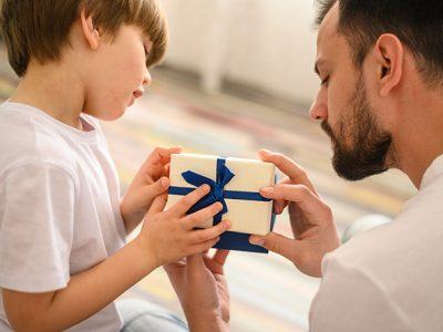 Kind geeft cadeau aan vader voor vaderdag