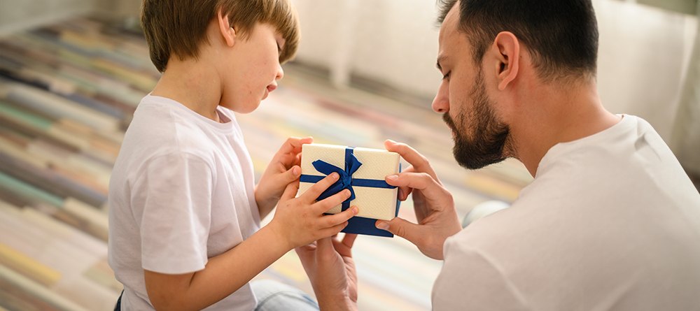 Kind geeft cadeau aan vader voor vaderdag