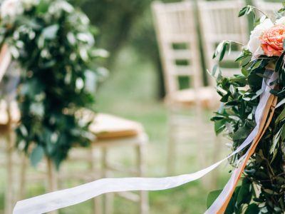 trouwfeest ceremonie met stoelen en bloemen