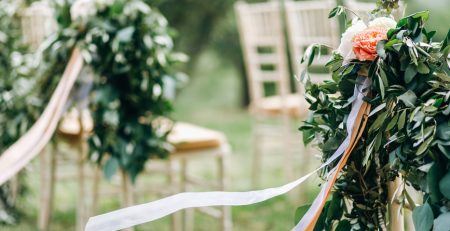 trouwfeest ceremonie met stoelen en bloemen