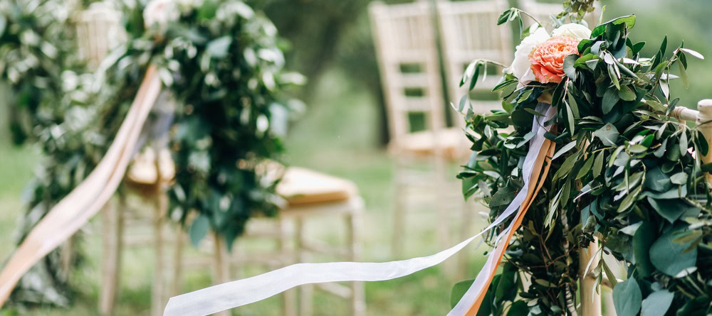 trouwfeest ceremonie met stoelen en bloemen