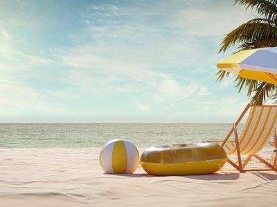 Vakantie cadeau gepresenteerd op een strand met een palmboom en zee
