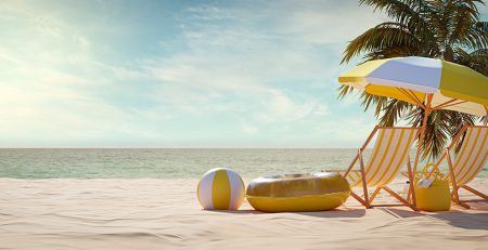 Vakantie cadeau gepresenteerd op een strand met een palmboom en zee