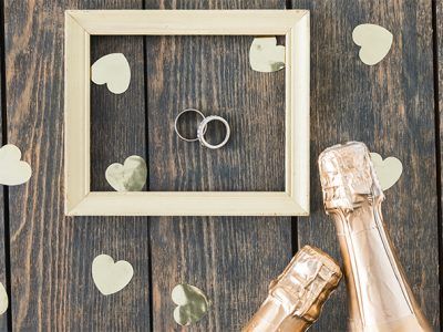 Huwelijksjubileum met een ringen en hartjes