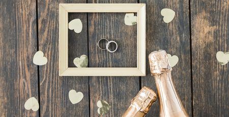 Huwelijksjubileum met een ringen en hartjes
