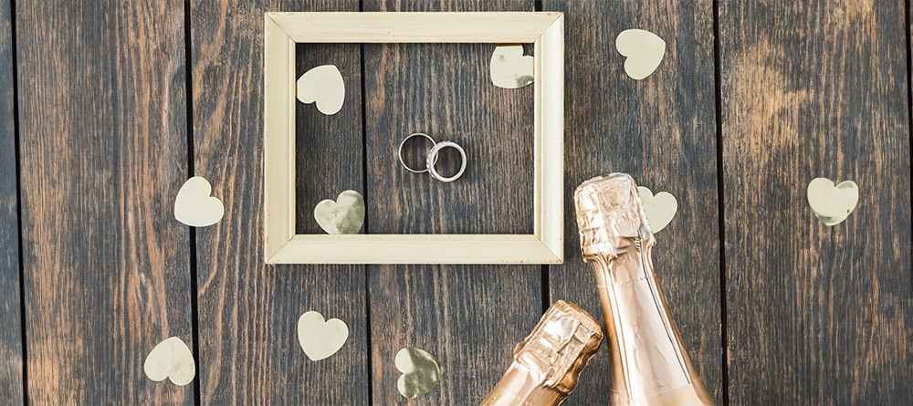 Huwelijksjubileum met een ringen en hartjes