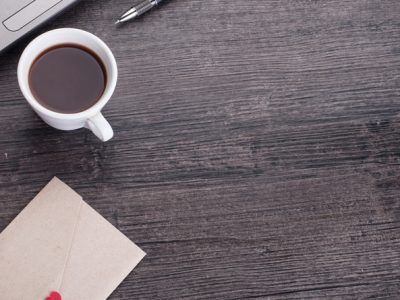 Een notitieblok met een kop koffie ernaast