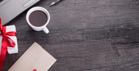 Een notitieblok met een kop koffie ernaast