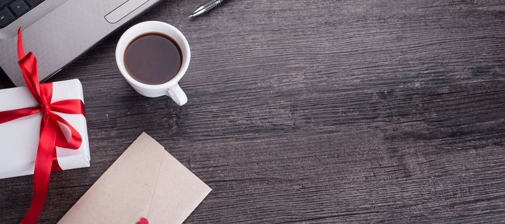 Een notitieblok met een kop koffie ernaast