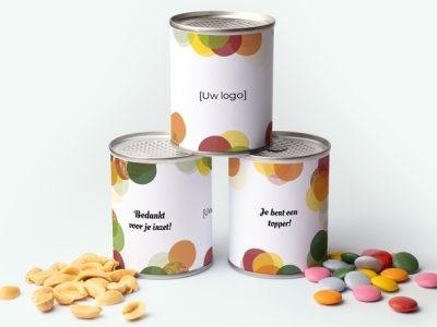 Drie blikjes met nootjes en chocopastilles