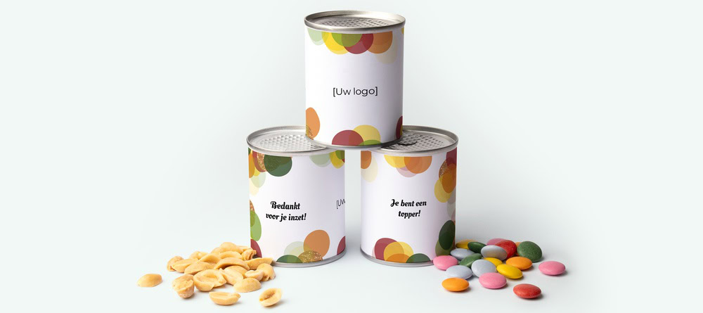 Drie blikjes met nootjes en chocopastilles