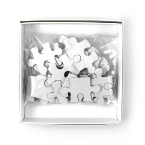 Doosje met witte puzzelstukjes