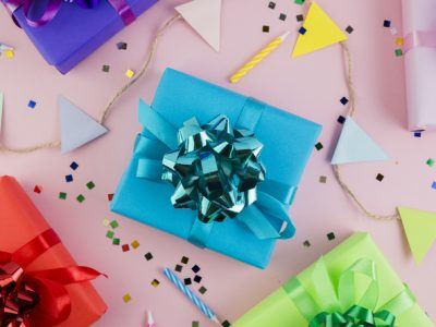 Feestelijke tafel met een cadeau, slingers en confetti voor verjaardag bedankjes