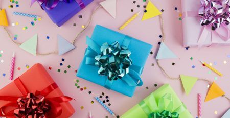 Feestelijke tafel met een cadeau, slingers en confetti voor verjaardag bedankjes