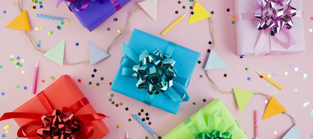 Feestelijke tafel met een cadeau, slingers en confetti voor verjaardag bedankjes