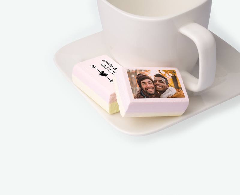 Bedrukte schuimblokken met foto als bedankje gefotografeerd op een schoteltje