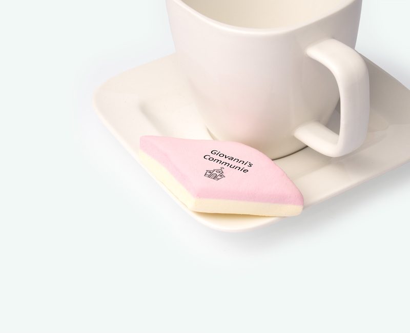 bedrukte spekjes gepresenteerd op een schoteltje als bedankje voor een lentefeest