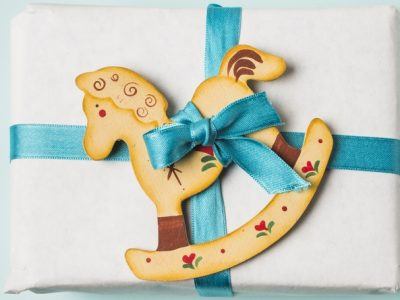 Close up van een giftbox met paarden speeltje