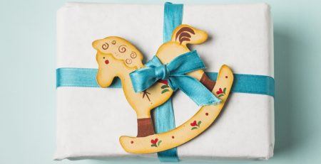 Close up van een giftbox met paarden speeltje