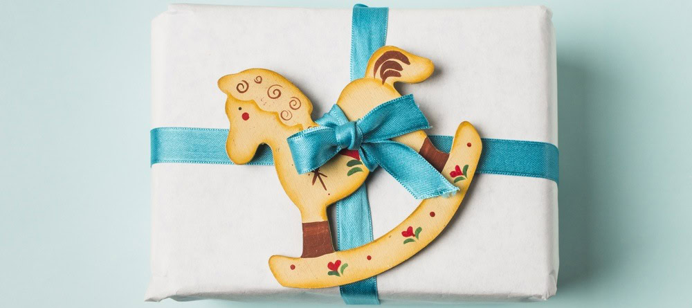 Close up van een giftbox met paarden speeltje