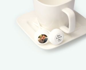 Bedrukte lolly ingezet als bruiloft bedankje gefotografeerd op een schoteltje