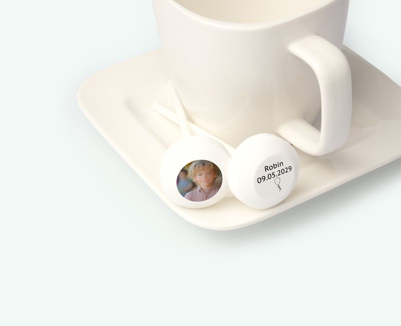 Lolly met bedrukking gepresenteerd op een schoteltje als bedankje voor een lentefeest