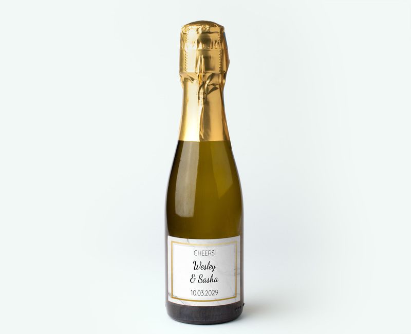 Gepersonaliseerd prosecco cadeau ingezet op een bruiloft voor de gasten