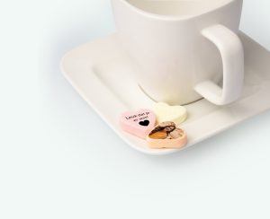 Vruchtenhartjes met bedrukking gepresenteerd op een schoteltje
