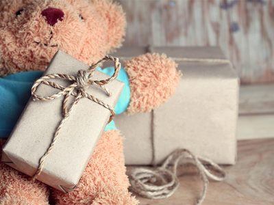 Gepersonaliseerd kraam cadeau met een cadeau en knuffelbeer