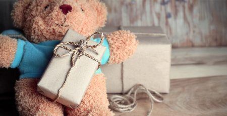 Gepersonaliseerd kraam cadeau met een cadeau en knuffelbeer