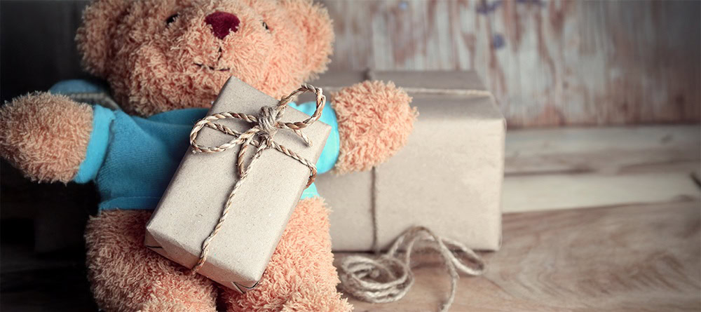 Gepersonaliseerd kraam cadeau met een cadeau en knuffelbeer