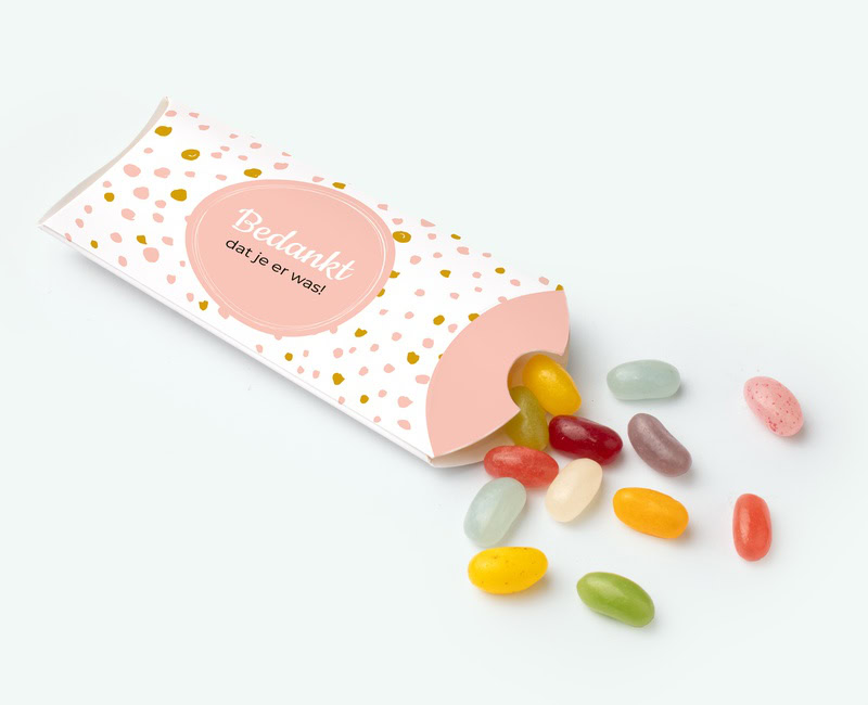 Pillowbox gevuld met snoep als bedankje voor een communiefeest