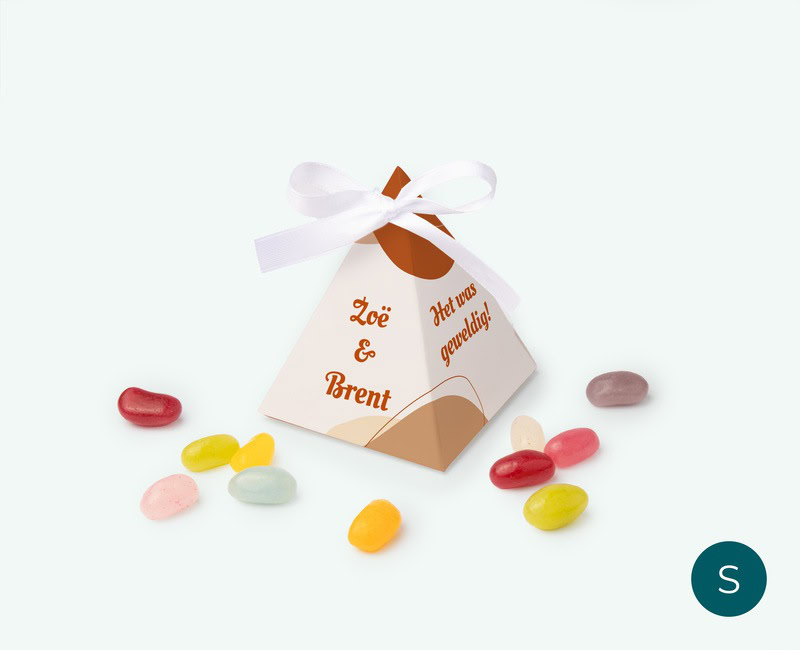 Small pyramid box filled with candy deployed as wedding thank-you gift