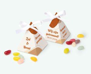 Candy thanks in the shape of a small pyramid box