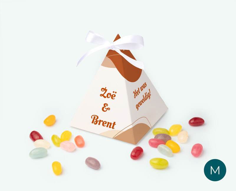 Piramide doosje medium met eigen ontwerp gevuld met snoep