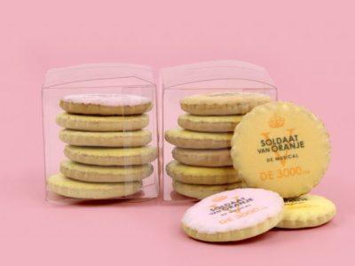 Blogafbeelding met een roze achtergrond en met bedrukte koekjes