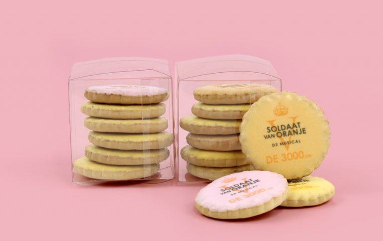 Blogafbeelding met een roze achtergrond en met bedrukte koekjes
