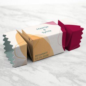 Cadeaudoosje met rood en geel ingezet als huwelijksbedankej